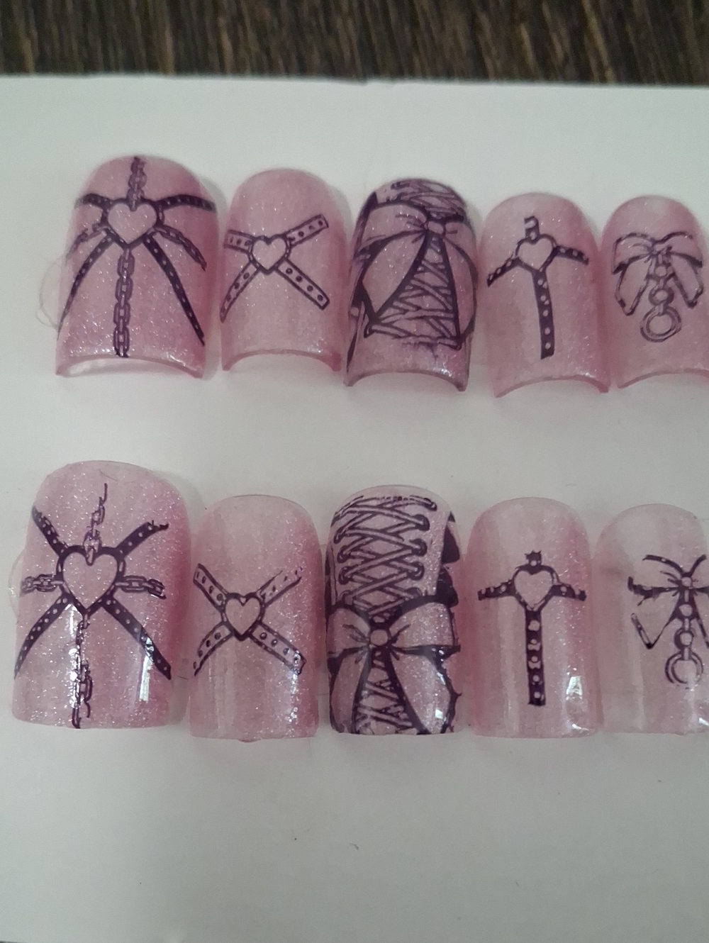Shimmer Pink Heart Lace-Up Press-On Nails — Women's False Nail Set